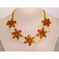 Красивое колье из натурального янтаря и бисера с цветами