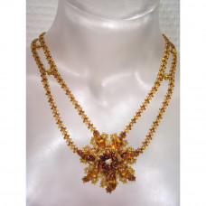 Красивое колье из натурального янтаря и бисера с цветами