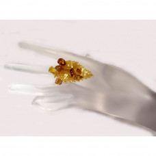 Красивое кольцо из балтийского янтаря и бисера