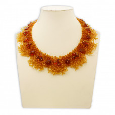 Красивое ожерелье из янтаря с бисером