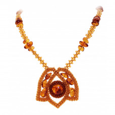 Красивое плетеное колье из янтаря и бисера