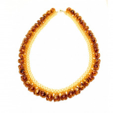Красивое янтарное ожерелье с кулоном из цельного янтаря