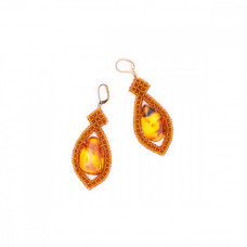 Красивые плетеные серьги из балтийского янтаря и бисера