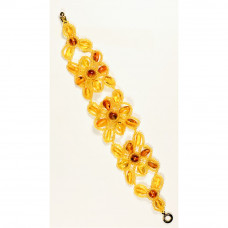 Красивый браслет из балтийского янтаря и бисера