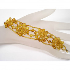 Красивый браслет из бисера и светлого янтаря