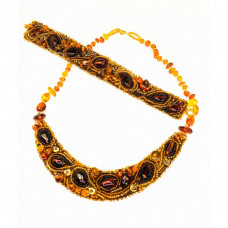 Красивый браслет из янтаря и бисера на коже