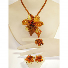 Красивый комплект из натурального янтаря, бисера и коралла: колье, кольцо, клипсы Красивый комплект из натурального янтаря, бисера и коралла: колье, кольцо, клипсы