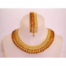 Красивый комплект из натурального янтаря и бисера: колье, браслет