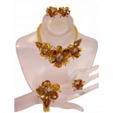 Красивый комплект из натурального янтаря с цветами: колье, браслет, клипсы, кольцо Красивый комплект из натурального янтаря с цветами: колье, браслет, клипсы, кольцо