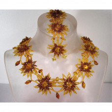 Красивый комплект с цветами из янтаря и бисера: колье, браслет