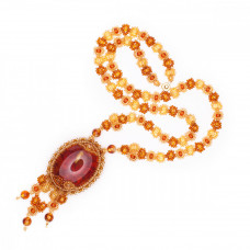 Красивый кулон из балтийского янтаря и бисера