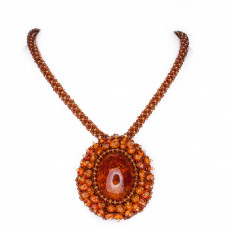 Красивый кулон из балтийского янтаря и бисера