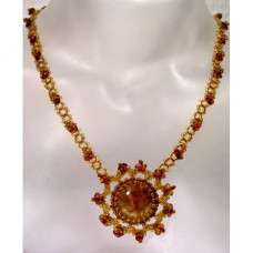 Красивый кулон из балтийского янтаря и бисера