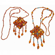 Красивый кулон из балтийского янтаря и бисера