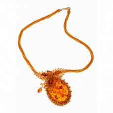 Красивый кулон из балтийского янтаря и бисера