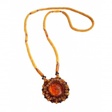 Красивый кулон из  балтийского янтаря и бисера