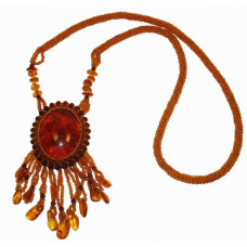 Красивый кулон из балтийского янтаря с бисером