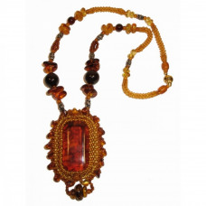 Красивый кулон из балтийского янтаря с бисером