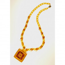 Красивый кулон из бисера и балтийского янтаря