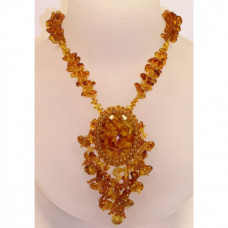 Красивый кулон из натурального янтаря и бисера