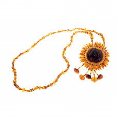Красивый кулон из натурального янтаря и бисера
