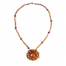 Красивый кулон из вставки цельного янтаря и бисера