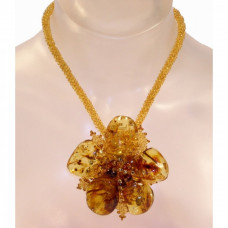 Красивый кулон-цветок из балтийского янтаря и бисера Красивый кулон-цветок из балтийского янтаря и бисера