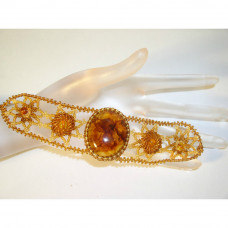 Красивый легкий браслет из бисера и светлого янтаря