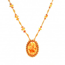 Красивый овальный кулон из балтийского янтаря и бисера Красивый овальный кулон из балтийского янтаря и бисера