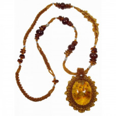 Красивый, овальный кулон из натурального янтаря и бисера