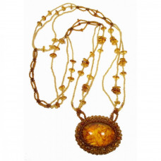 Красивый, овальный кулон из натурального янтаря и бисера