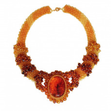 Крупное колье из бисера двух цветов со вставкой из цельного янтаря