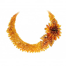 Крупное колье из натурального янтаря и бисера с цветком