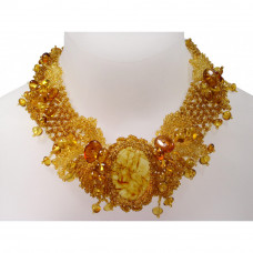Крупное колье из натурального янтаря и бисера