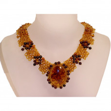 Крупное колье из натурального янтаря и бисера