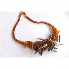 Крупное колье из янтаря, бисера с использованием перламутра