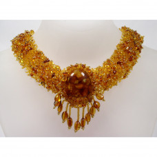 Крупное нарядное колье из балтийского янтаря и бисера