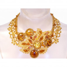 Крупное плетеное колье из натурального янтаря и бисера