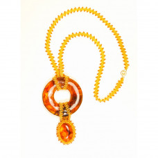 Кулон из бисера и натурального янтаря
