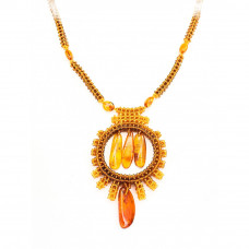 Кулон из бисера и натурального янтаря