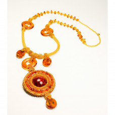 Кулон из натуральной кожи, янтаря и бисера