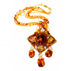 Кулон-ромб из балтийского янтаря и бисера