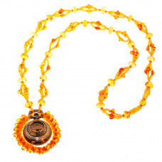 Кулон с часами из янтаря