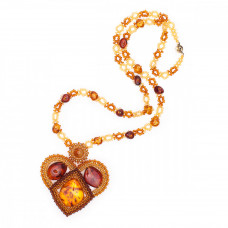 Кулон с подвеской в виде сердца из балтийского янтаря и бисера