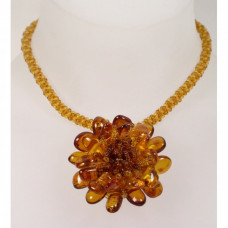 Кулон-цветок из балтийского янтаря с бисером