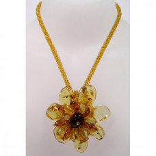 Кулон в форме цветка из натурального янтаря и бисера