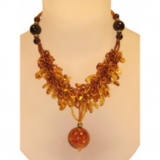 Нарядное колье из балтийского янтаря и бисера