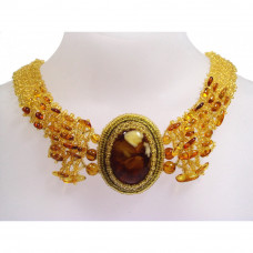 Нарядное колье из бисера и янтаря с большим янтарем в центре