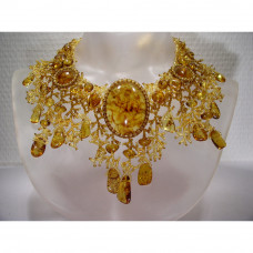 Нарядное колье из натурального балтийского янтаря и бисера