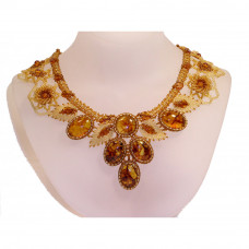 Нарядное колье из натурального янтаря и бисера